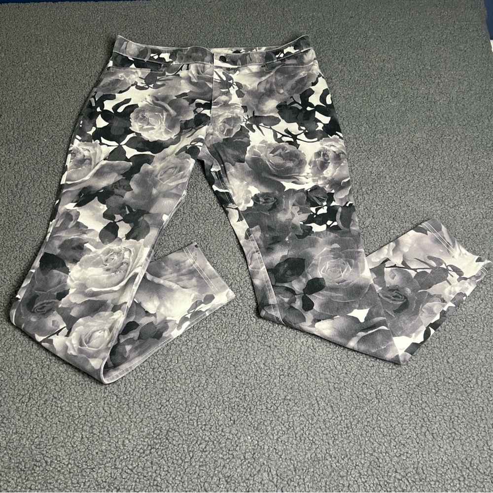 HUE Ladies Gray/White Floral Leggings/Jeggings - Size Large.